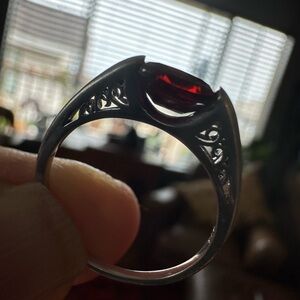 Stamped 925 silver and garnet ring. Art nouveau style. Beautiful filigree. 7.25